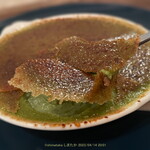 イレール人形町 - デザート 【抹茶のクレーム・ブリュレ】1,200円（＋税）濃厚で口当たりの良い抹茶の味がたまりません