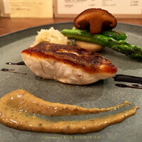 イレール人形町 - メイン 本日の鮮魚 【（愛媛産）真鯛のポワレ】２皿取分けのうち1皿