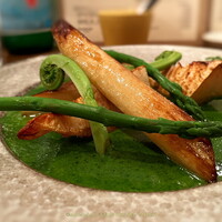 イレール人形町 - 【フランス産ホワイトアスパラガスと筍のソテー】春菊のソースのソースが無限にうまし♪