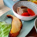 ほっとカフェ - この日のメイン「まとう鯛の西京漬け」「豚肉とゴボウのうま煮」