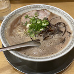 博多ラーメン 和 - 泡立つ豚骨スープのラーメン