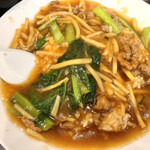 中華バル 和平 - 牛肉と竹の子のあんかけ丼 ¥900  アタリでした！強い火力で作ったのが分かる熱々のトロリ餡がたっぷり、竹の子もシャキシャキで.ご飯が進みます。味もしっかりしていてランチ中華として十分の美味しさ。