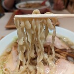 らーめん 七彩飯店 - ピロピロの麺