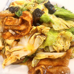 中華バル 和平 - 豚肉とキャベツの味噌炒め定食 ¥850(PayPayだと＋30)  甜麺醤多めで甘味が強い味付けですが、ご飯との相性は抜群。木耳もアクセントになっていて美味しい。豚バラはもう少し厚くしてほしいかな。