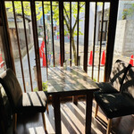 カフェ 火裏蓮花 - ◎窓側の席に座る。外は建物の工事中。