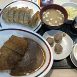 みよしの - カツカレー（700円）、しゅうまい（130円）、サラダセット（180円）、ぎょうざ（260円）