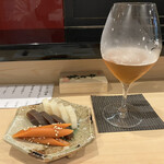 蛇の市 - 漬け物の盛合わせは、ごぼう、奈良漬け、ベったら漬け。ごぼうは酢漬けで酸っぱくコリコリ美味い。そしてクラフトビール。