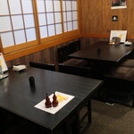 Kushiyaki Kuroda - テーブル席。