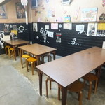 炭火ホルモン壱 - 店奥のテーブル席