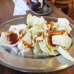 炭火ホルモン壱 - キャベツと玉ねぎ（お替わり自由です）