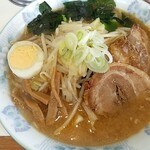 たかだて - デラックスの味噌ラーメン　880円。（具材、キャベツ、もやし、ニンジン、キクラゲ野菜たっぷりとメンマ、たまご、ワカメ、デッカイ肉厚チャーシュー、薬味ネギ）