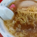 Ajinoooban - 正油ラーメン（ハーフサイズ450円）︰麺リフトアップ