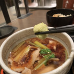 そじ坊 - 「わさび味噌せいろそば定食」の付け汁にワサビを全部入れます