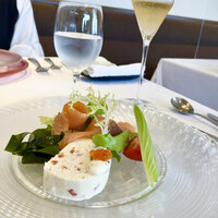 Bistro東進堂 - 【オードブル】
                      ムースポワソンと自家製スモークサーモンのサラダ
                      ワカメとどんぶりのソース