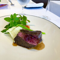 Bistro東進堂 - 【メイン】
                    鹿モモ肉のステーキ
                    赤ワインソースとエレールのジャム