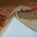 本牧館 - 平牧三元豚のメンチカツバーガー断面