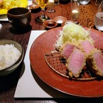 カツレツMATUMURA - 今回のお皿は赤でした(´▽｀)