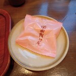 コメダ和喫茶 おかげ庵 - サービスの豆菓子