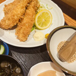 お魚処 うおとも - レモンも厚みが有りケチケチしてません