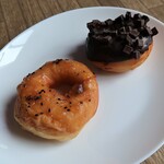 WARU WARU DONUT - みたらしセサミ　340円　＆　ダブルチョコレート　380円