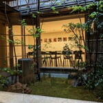 agnes b. CAFE - 店内の中庭