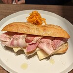 agnes b. CAFE - ハムとカマンベールのサンドイッチ　1400円