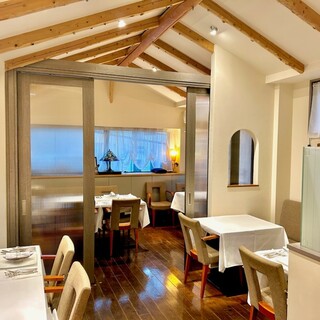 ダイニングの奥にはパーテーションを閉めると半個室として利用出来ます(6～12名)