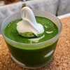 日本茶スタンド 米と茶 - 抹茶のアフォガード(税込550円)
丁寧に濃いめの宇治抹茶を立てて、目の前でグラスに入れたソフトクリームの周りに流し込んで行く臨場感が良い
勿論、濃厚な抹茶とミルクソフトの相性はバッチリ