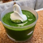 日本茶スタンド 米と茶 - 抹茶のアフォガード(税込550円)
丁寧に濃いめの宇治抹茶を立てて、目の前でグラスに入れたソフトクリームの周りに流し込んで行く臨場感が良い
勿論、濃厚な抹茶とミルクソフトの相性はバッチリ