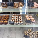 ニスコドーナツ - ショーケースに並ぶドーナツ類