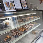 ニスコドーナツ - ショーケースに並ぶドーナツ類