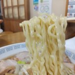 松食堂 - 中太麺がスープに絡む