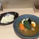 スープカレー syukur  - ごはん少な目にしたけどそれでも食べきれない。美味しくなくて。MOMOと野菜のスープカレー1265円。