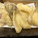 そばと天ぷら 楽山 - イカとキスに野菜の天ぷらもついています