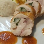 キッチン ブルー グローブ - 鶏肉とホワイトアスパラのパロンティーヌ、ソースのアップ