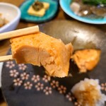 四季 武むら - 昔ながらの鮭（白鮭）とは「少々異なる味わい」ですが、銀鮭は何と言っても「脂のり」。そして「旨味」と「身の柔らかさ」が売りです。皮も旨かったぁ。