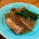 四季 武むら - カスベ（エイの一種）の煮凝り。プルプルでコラーゲンがタップリ❗コリコリ食感の軟骨とともに味わう煮付け料理になります。お浸しは「小豆菜」かな？