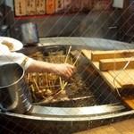 Umibouzu Honten - 店先にでっかいおでん鍋があり、串に刺さったおでんが一杯