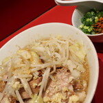 ラーメン二郎 - ラーメン半分＋ニンニク少し＋青ネギ