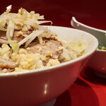 ラーメン二郎 - ラーメン半分＋ニンニク少し＋青ネギ