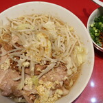 ラーメン二郎 - ラーメン半分＋ニンニク少し＋青ネギ