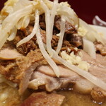 ラーメン二郎 - 豚の厚み