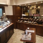 レタンプリュス 本店 - キレイな店内。チョコに焼菓子…