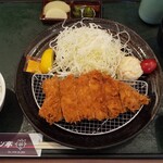 Marukin Tonkatsu Tei - ランチセット。3桁で、ご飯、味噌汁、キャベツもお代わりできる。