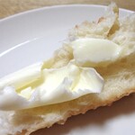大内山ミルク村 - 大内山 手造りバター（リベイクしたバタールにのせて）