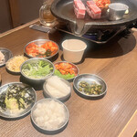 肉×鍋×韓国料理 韓国バル OKOGE - 左端のアボガド、見切れた大人のポテサラ、チキンも絶品