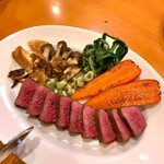 Buono Pesce - 熊本産赤牛肉と旬野菜のロースト。2700円+税