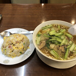 華龍飯店 - 椎茸と青菜そば ¥800＋半チャーハン ¥380