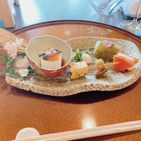 南禅寺参道 菊水 - 前菜　利休麩、カマンベールチーズ、スモークサーモン博多、玉子袱紗焼き串打ち、菜の花胡麻まぶし、花弁百合根、胡麻豆腐　いくら　蕨、鮃桜寿司