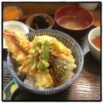 京の里 - 天丼。
            揚げ具合がいい。
            ツユは薄め。
            味噌汁ではなく、ハマグリのお吸い物。
            海老が1尾ハズレだった…